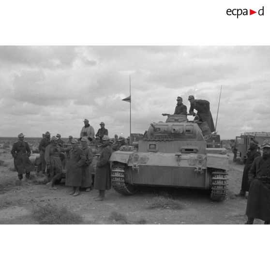 Un char de commandement Panzer III (Befehlspanzer III) du Panzer-Regiment 8 en présence du capitaine Walter Fromm du I/Flak-Regiment 33.