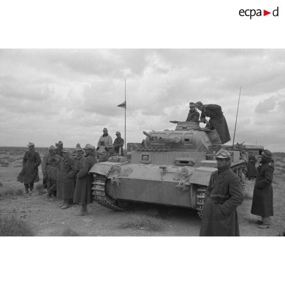 Un char de commandement Panzer III (Befehlspanzer III) du Panzer-Regiment 8 en présence du capitaine Walter Fromm du I/Flak-Regiment 33.