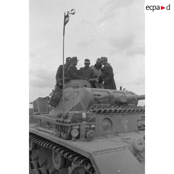 Le char de commandement Panzer III (Befehlspanzer III) du colonel Hans Cramer du Panzer-Regiment 8 en présence du capitaine Walter Fromm du I/Flak-Regiment 33.