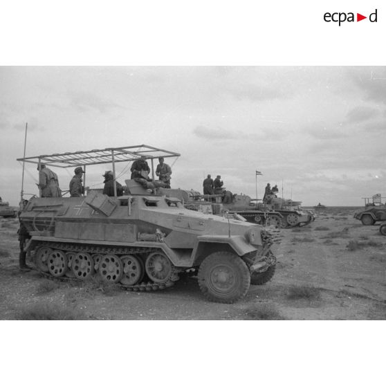 Un semi-chenillé Sd.Kfz.251/3 et des Panzer III dont un char de commandement Panzer III (Befehlspanzer III) du Panzer-Regiment 8.