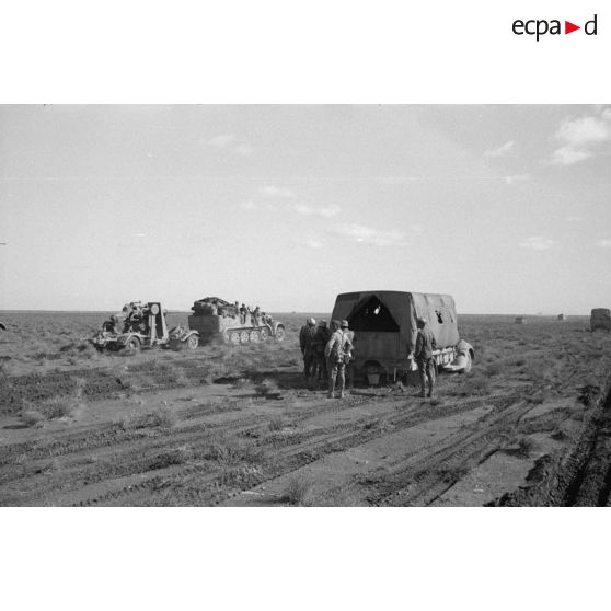 La pluie a rendu le sol boueux, les véhicules restent bloqués, ici un camion s'est embourbé.