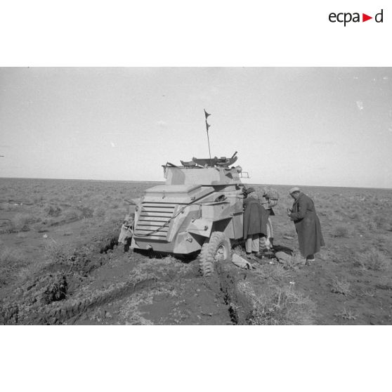 Un véhicule de reconnaissance britannique Humber MkI ou MKII embourbé puis abandonné.