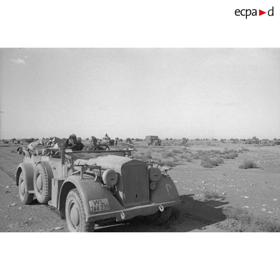 Une voiture Kfz.15 immatriculé WL 244 239 servant dans les rangs de la 7e compagnie de propagande de l'armée de l'air allemande.