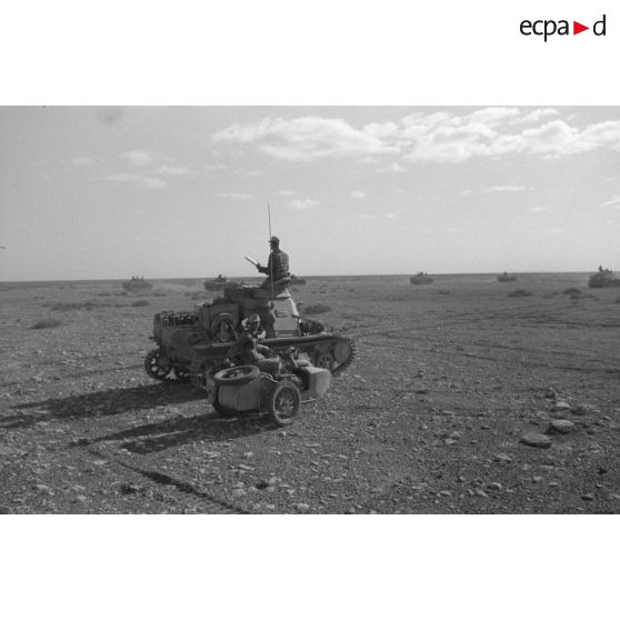 Un char de commandement Panzer I (Befehlspanzer I) et un side-car BMW.