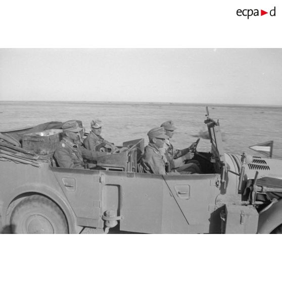 Un général à bord de son véhicule de commandement (Kfz.21), il pourrait s'agir de Neumann-Silkow commandant de la 15.Panzer-Division.