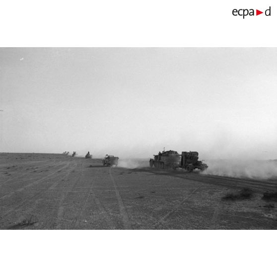 Un tracteur d'artillerie Sd.kfz.7 et une pièce d'artillerie 8,8 cm FlaK ferme la marche derrière des blindés Panzer III.