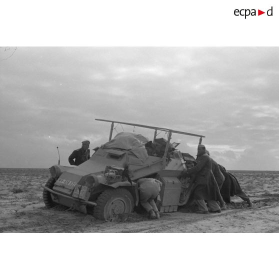 Un véhicule de reconnaissance Sd.kfz.223 embourbé, on note l'immatriculation WH 638 532.