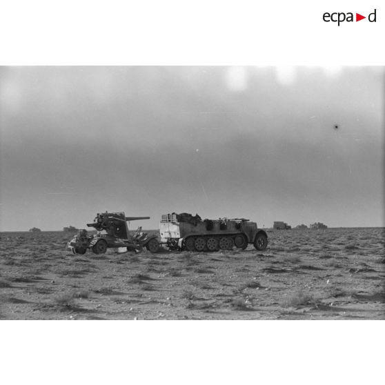 Un canon de 8,8 cm FlaK 18 tracté par un semi-chenillé Sd.kfz.7.