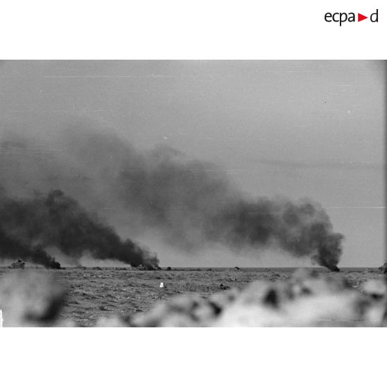 La progression de la 15e division blindée allemande (15-Panzer.Division) sous un tir d'artillerie.