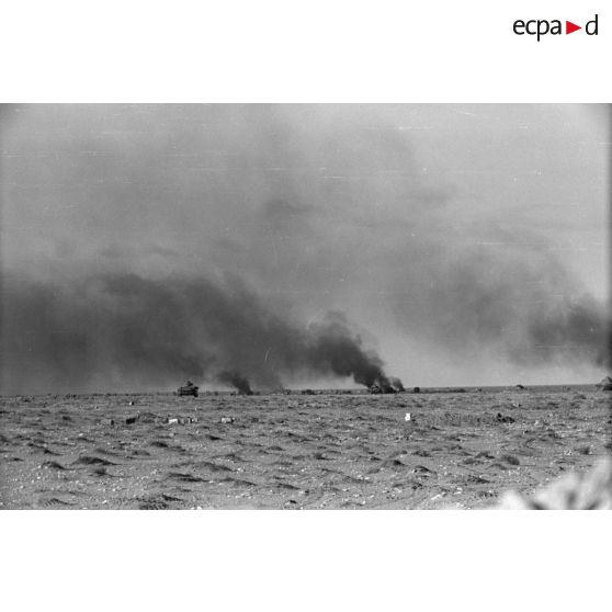 La progression de la 15e division blindée allemande (15-Panzer.Division) sous un tir d'artillerie.