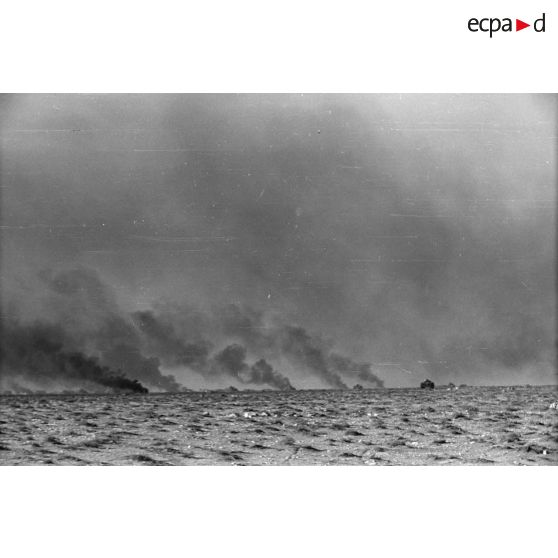 La progression de la 15e division blindée allemande (15-Panzer.Division) sous un tir d'artillerie.