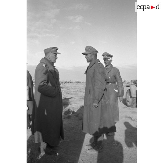 Le général (Generalmajor) Ludwig Crüwell (Cruewell) échange avec des officiers de la 15.Panzer-Division.