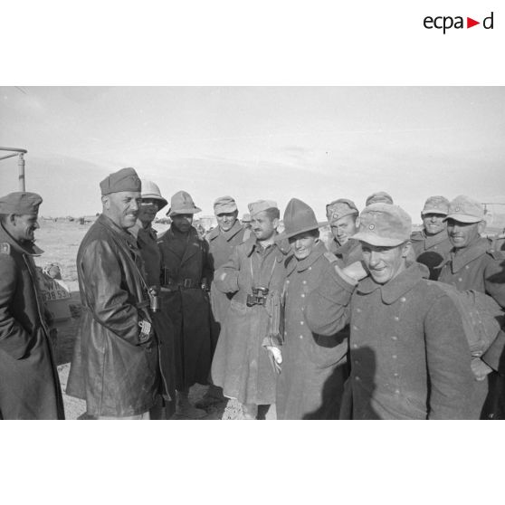 Un général italien en compagnie de soldats italien et allemands, au centre un soldat allemand est coiffé d'un chapeau australien.