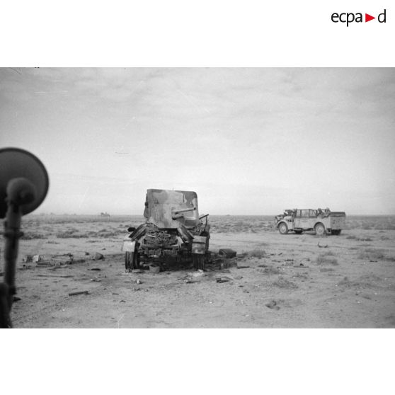 Un camion britannique doté d'un canon Ordnance QF 2-pounder AT Gun.