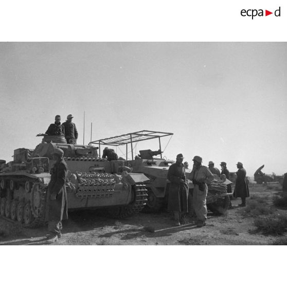 Un Panzer III de commandement (Befehlpanzer III) et un semi-chenillé Sd.kfz.251/3 de la 15.Panzer-division.