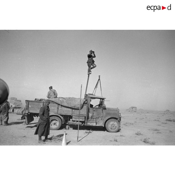 Observation grâce à une échelle installée sur un camion de la division d'artillerie Celere, comme le précise l'inscription.