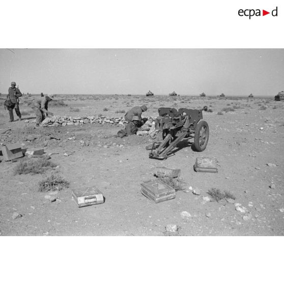 Un canon de 2,8 cm Panzerbüchse 41 et des boites de munitions.