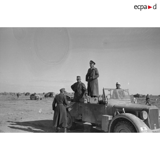 Les généraux Erwin Rommel et Alfred Gause scrutent l'horizon à bord de leur véhicule de commandement Kfz.21.