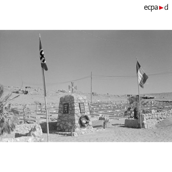 Un cimetière militaire de l'Axe, on identifie autant des tombes allemandes qu'italiennes.