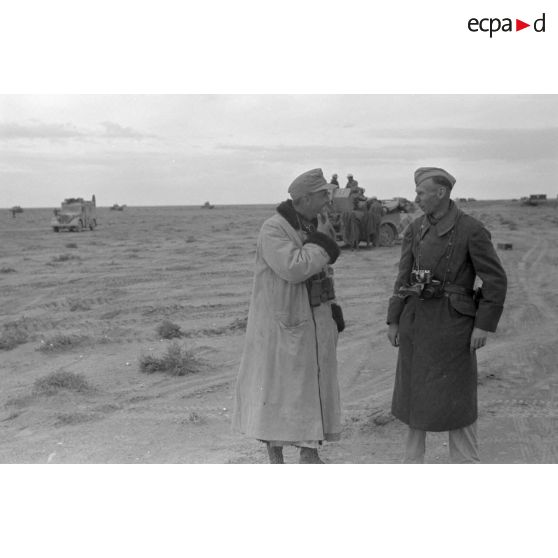 Le capitaine Fromm commandant du I.Flak Regiment 33 et le reporter photographe Ernst Alexander Zwilling.