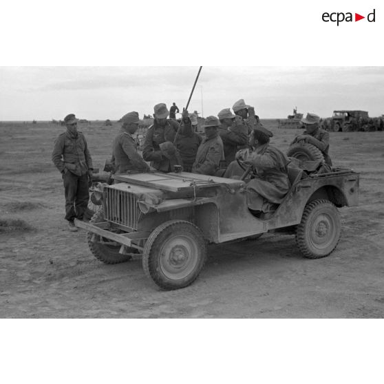 Une jeep Bantam (40 BRC) capturée est utilisée par des artilleurs de la I./FlaK-Regiment 33 du capitaine Walter Fromm.