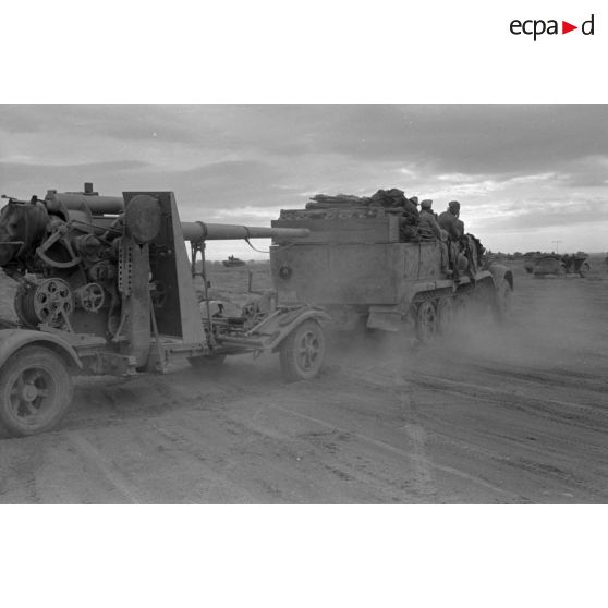 Progression d'un semi-chenillé Sd.kfz.7 tractant une pièce de 8,8 cm FlaK.