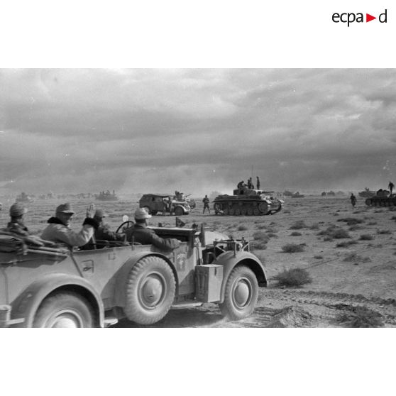 A bord d'un Horch Kfz.15, le capitaine Walter Fromm commandant le I/Flak Regiment 33 se mèle aux blindés du Panzer-Regiment 8.