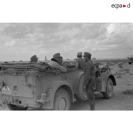 A bord d'un Horch Kfz.15, le capitaine Walter Fromm commandant le I/Flak Regiment 33 se mêle aux blindés du Panzer-Regiment 8.