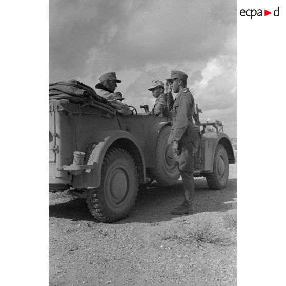 A bord d'un Horch Kfz.15, le capitaine Walter Fromm commandant le I/Flak Regiment 33 se mêle aux blindés du Panzer-Regiment 8.