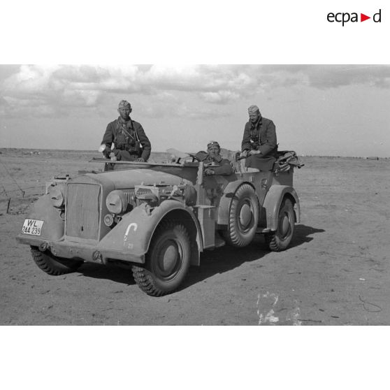 A bord d'une voiture Kfz.15 (immatriculation WL 244 239), les reporters de la Luftwaffe Kriegsberichter Kompanie 7 avec notamment Ernst Alexander Zwilling et Hermann Dressler.