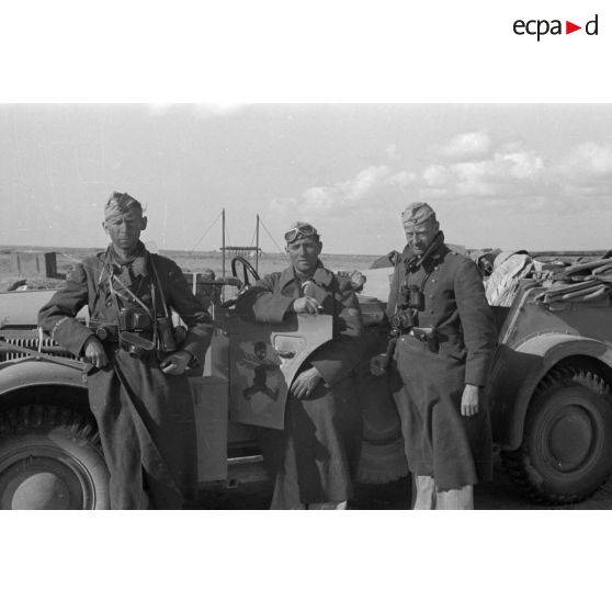 A bord d'une voiture Kfz.15 (immatriculation WL 244 239), les reporters de la Luftwaffe Kriegsberichter Kompanie 7 avec notamment Ernst Alexander Zwilling et Hermann Dressler.