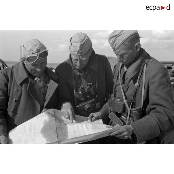 A bord d'une voiture Kfz.15 (immatriculation WL 244 239), les reporters de la Luftwaffe Kriegsberichter Kompanie 7 avec notamment Ernst Alexander Zwilling et Hermann Dressler.