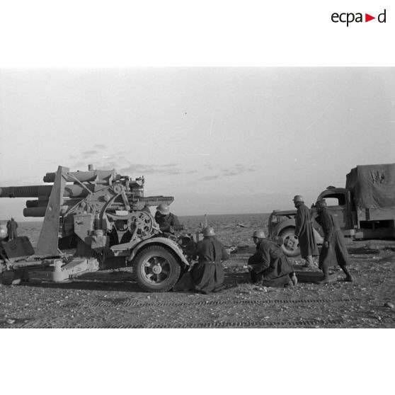 Une pièce de 8, 8 cm Flak en action.