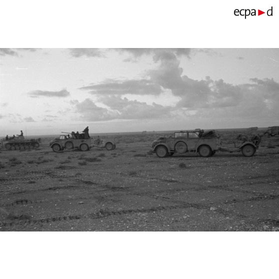 Des véhicules de la Flak, certainement du I./Flak-Regiment 33 en progression.