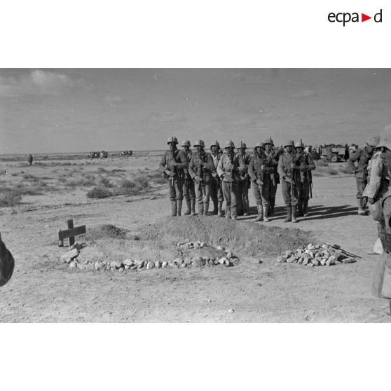 Les obsèques de deux soldats allemands enterrés dans le désert.