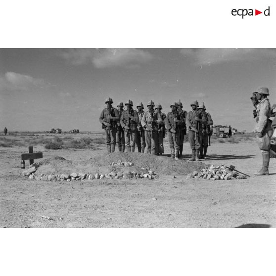 Les obsèques de deux soldats allemands enterrés dans le désert.