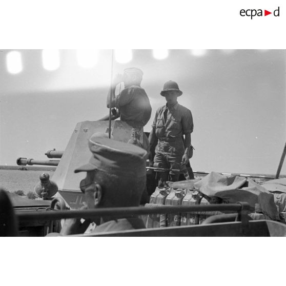 Le capitaine Wilhelm Bach, titulaire de la croix de chevalier de la croix de fer (Ritterkreuz), inspecte le front et le point d'appui "Stützpunkt Birnu".