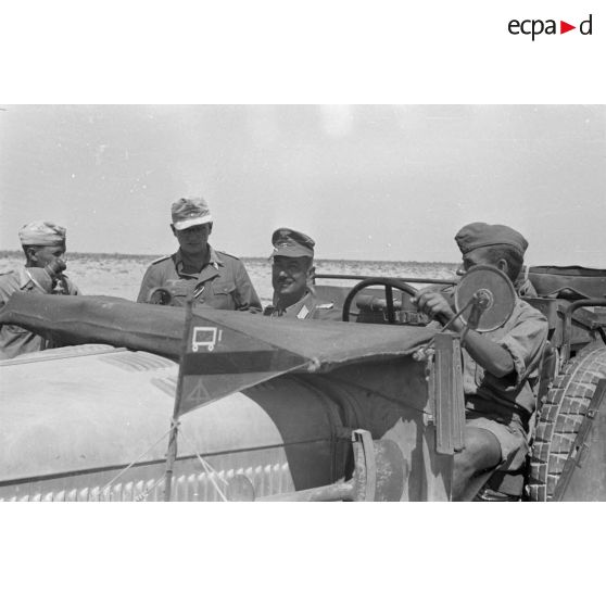 Le capitaine Wilhelm Bach, titulaire de la croix de chevalier de la croix de fer (Ritterkreuz), inspecte le front et le point d'appui "Stützpunkt Birnu".