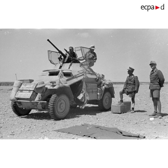 Le déplacement du capitaine Wilhelm Bach s'effectue sous l'escorte de plusieurs véhicules dont un véhicule de reconnaissance allemand (Sd.kfz.222).