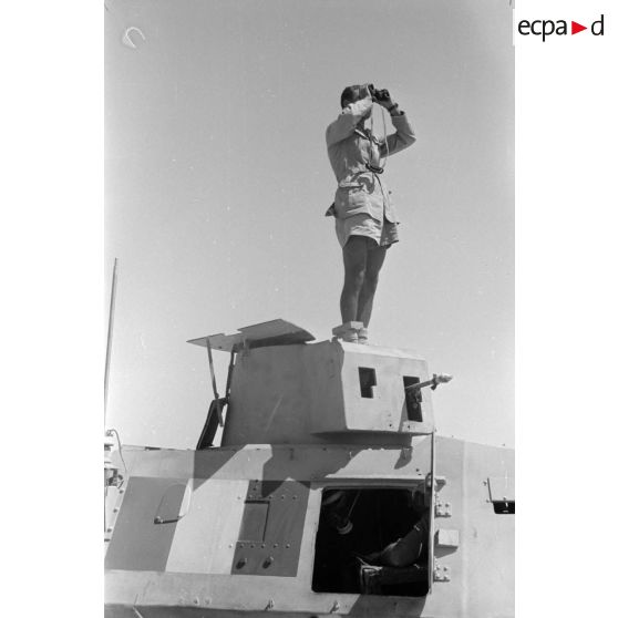 Le lieutenant italien Maira et un véhicule de reconnaissance britannique Marmon Herrington Mark I.