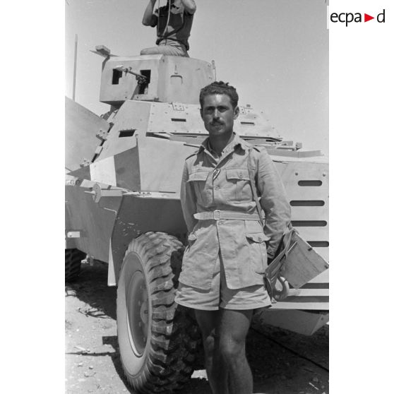 Le lieutenant italien Maira et un véhicule de reconnaissance britannique Marmon Herrington Mark I.