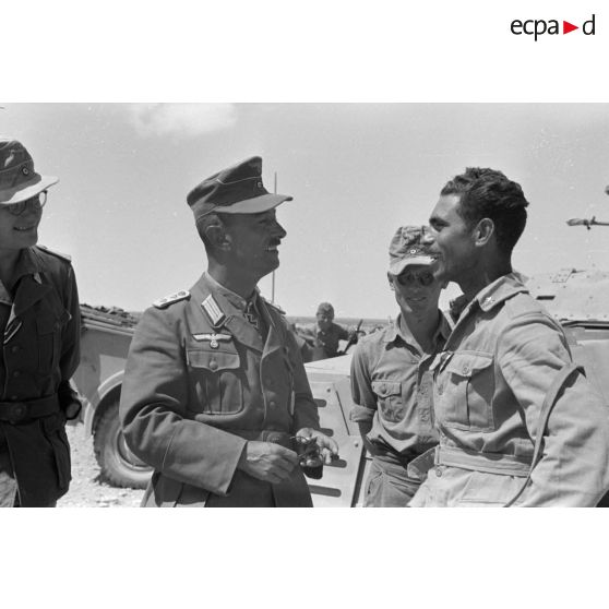 Le capitaine Bach rencontre le lieutenant italien Maira, titulaire de la croix de fer de seconde classe, décoration reçue suite à la bataille de Sollum.