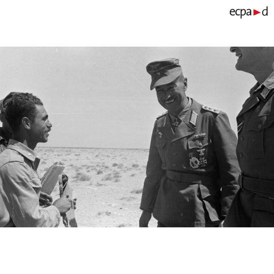 Le capitaine Bach rencontre le lieutenant italien Maira, titulaire de la croix de fer de seconde classe, décoration reçue suite à la bataille de Sollum.