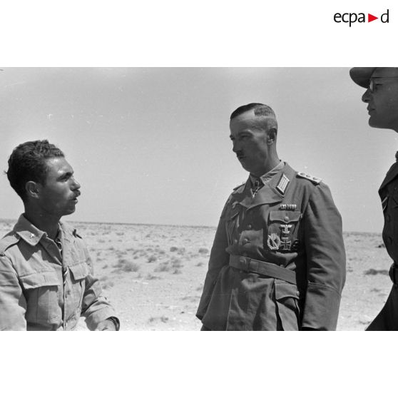 Le capitaine Bach rencontre le lieutenant italien Maira, titulaire de la croix de fer de seconde classe, décoration reçue suite à la bataille de Sollum.