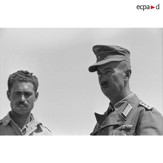 Le capitaine Bach rencontre le lieutenant italien Maira, titulaire de la croix de fer de seconde classe, décoration reçue suite à la bataille de Sollum.