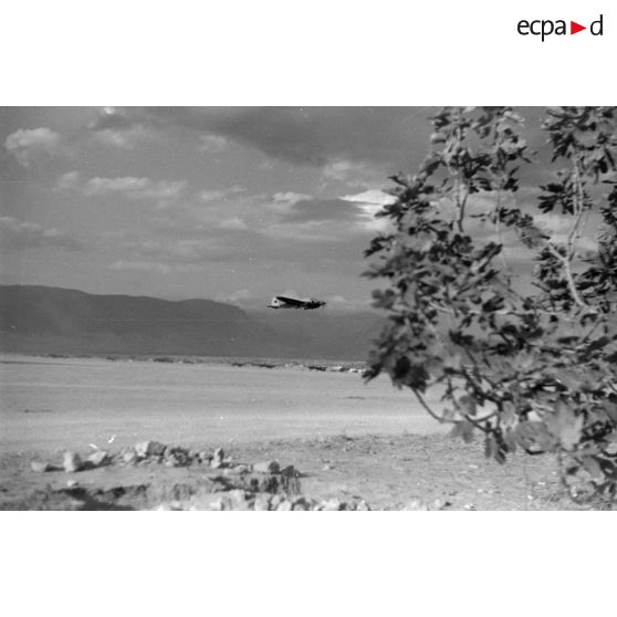 Sur le terrain d'Eleusis, le décollage d'un bombardier Heinkel He-111 vers Port-Saïd.