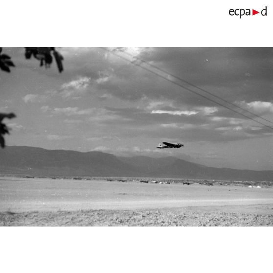 Sur le terrain d'Eleusis, le décollage d'un bombardier Heinkel He-111 vers Port-Saïd.