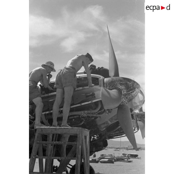 Le personnel au sol de la base (FBK) procède au nettoyage d'un bombardier Heinkel He-111.