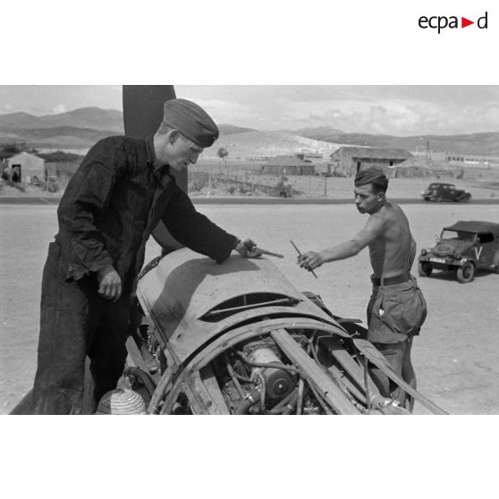 Le personnel au sol de la base (FBK) procède au nettoyage d'un bombardier Heinkel He-111.