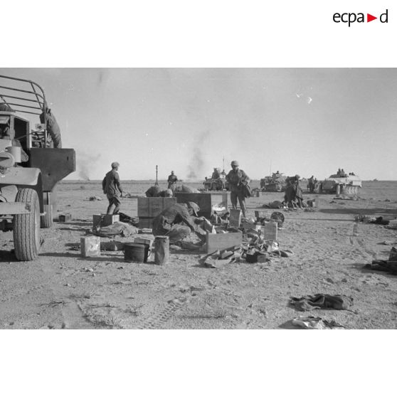 Un camion britannique abandonné et pillé par les soldats allemands.